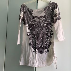 Size S. Fitted T-shirt. Black and white.